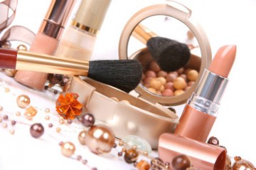 Tânără din Lumina, la furat de cosmetice în Constanța